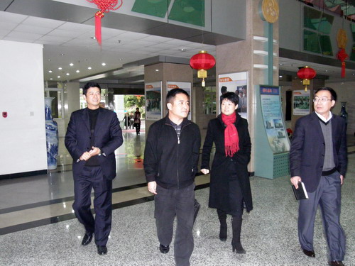 火炬高新区党工委书记游文昌到创业中心调研